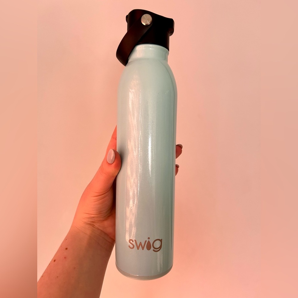 Swig | 20oz Insulated Water Bottle - Light Blue